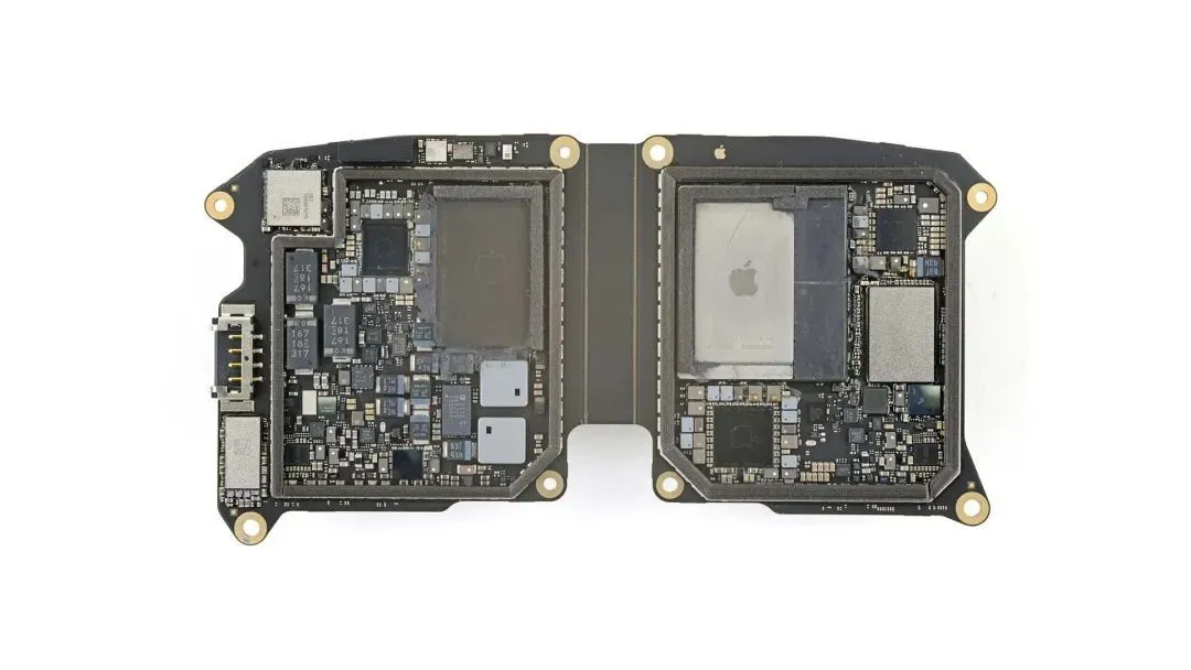 Vision Pro 的主板，左側(cè)為 R1 芯片，右側(cè)為 M2 SoC｜iFixit