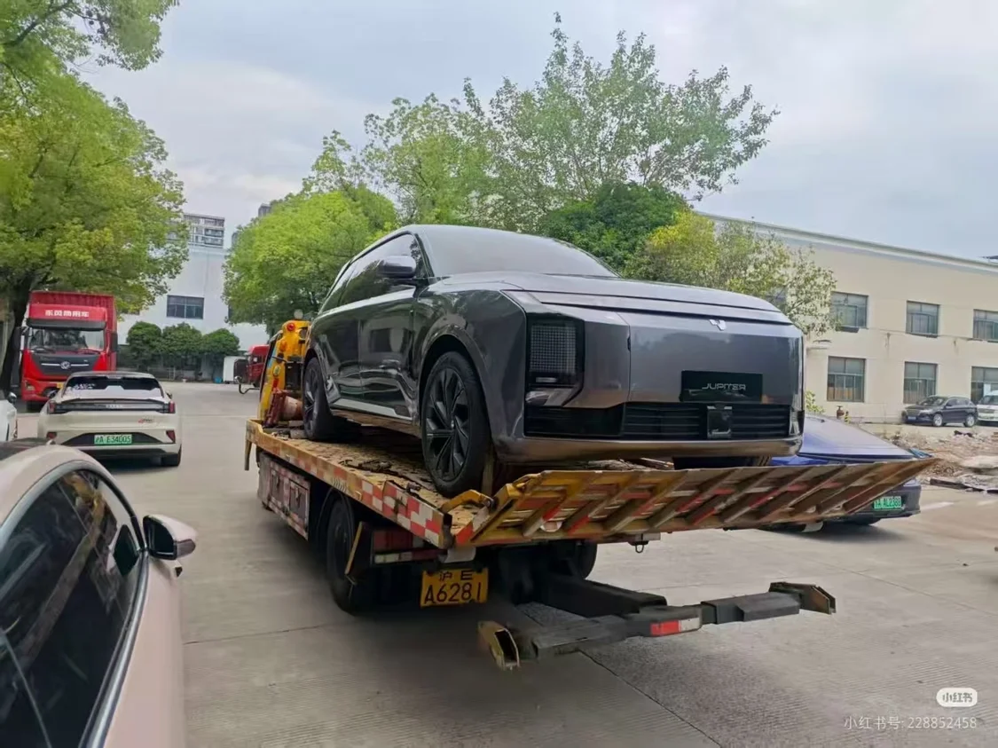 極越09中大型SUV實(shí)車(chē)曝光：配像素大燈 網(wǎng)友表示像理想